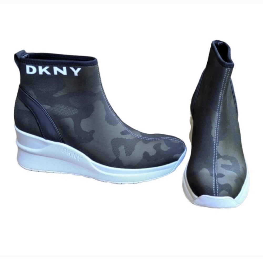 DKNY London camouflage wedge sneaker, excellent pre loved condition. Sz 7.5
